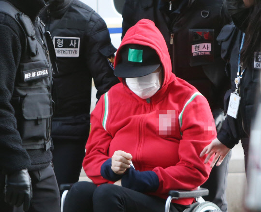 8살 딸의 호흡을 막아 숨지게 한 혐의를 받는 어머니 A(44·여)씨가 17일 오후 구속 전 피의자 심문(영장실질심사)을 받기 위해 인천시 미추홀구 인천지방법원으로 들어서고 있다.  연합뉴스